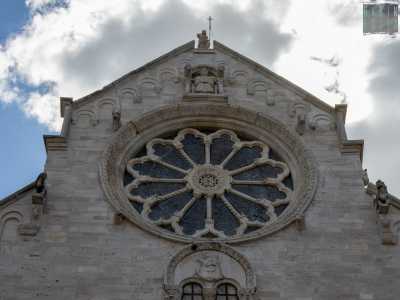 Su, al centro, svetta un rosone a dodici colonnine, simbolo del Cristo e degli apostoli, arricchito nel 1597 da lastrine di piombo liquefatto e traforato